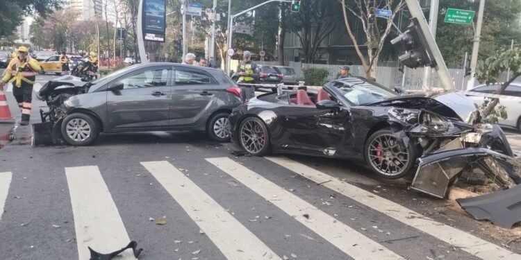 Gato Preto Presta Depoimento na Delegacia APÓs Bater Porsche Em Sp E É Liberado