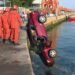 Bombeiros Retomam Buscas por Motorista de Carro Que Caiu Na Baía de Guanabara