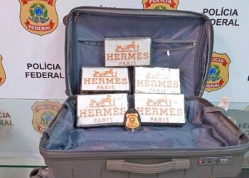 PF prende homem com 5,6 kg de cocaína no Galeão; Droga estava ‘embalada’ em saco de grade