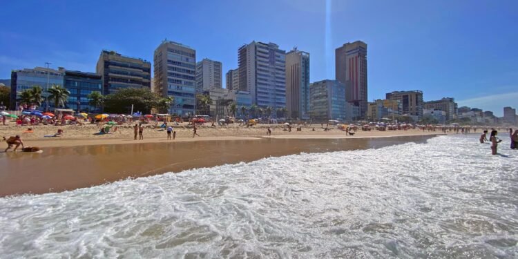 Rio Tem Sábado de Sol Depois de Quase Dois Meses de Frio, E Ambulantes Aproveitam AuMuMo Nas Vendas Rio Tem Sábado de Sol Depois de Quase Dois Meses de Frio, E Ambulantes Aproveitam AuMuMo Nas Vendas