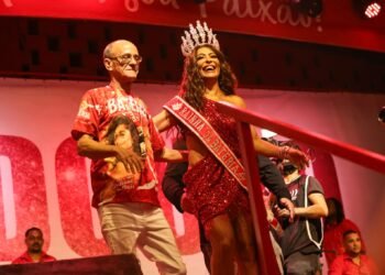 Juliana Paes é Coroada Rainha de Bateria da Viradouro