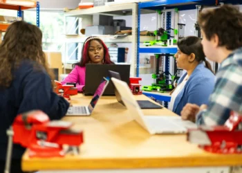 Curso e Educação em Alta: setores, tendências e oportunidades que impulsionam a qualificação no Brasil”