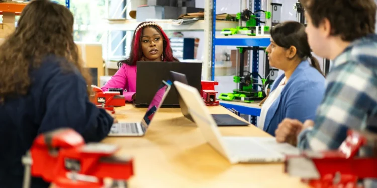 Curso e Educação em Alta: setores, tendências e oportunidades que impulsionam a qualificação no Brasil” Curso e Educação em Alta: setores, tendências e oportunidades que impulsionam a qualificação no Brasil”