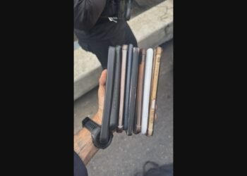 PM Aprende 16 celulares e uma faca após roubo no Centro do Rio