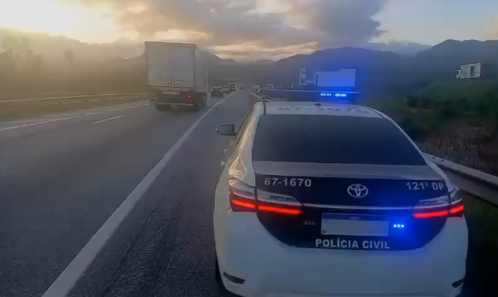 Criança de 4 Anos Chega Sozinha à BR-101 E Atravessa Rodovia em Busca da Mãe no RJ; Avó Foi Presa Criança de 4 Anos Chega Sozinha à BR-101 E Atravessa Rodovia em Busca da Mãe no RJ; Avó Foi Presa