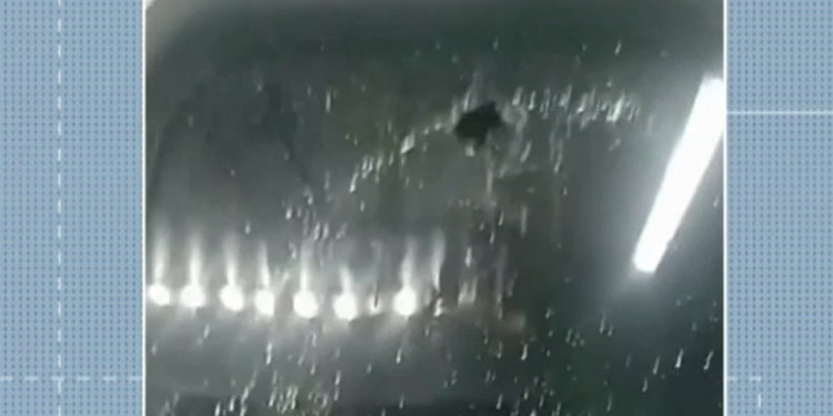 Ônibus é atingido por pedrada em araruama; vídeo