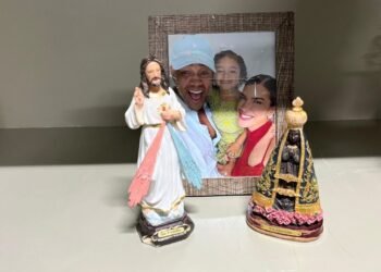 Léo Santana Revela ‘Amuleto’ Junto A Fotos de Lore Improto e Liz no Camarim