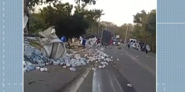 Dois acidentes com tombamentos de caminhões são registrados na rj-116 em santo antônio de pádua Dois acidentes com tombamentos de caminhões são registrados na rj-116 em santo antônio de pádua