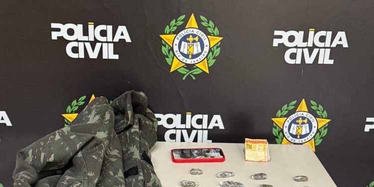 Jovem Apontado como gerente do tráfica é presso com arma e drogas em barra mansa Jovem Apontado como gerente do tráfica é presso com arma e drogas em barra mansa