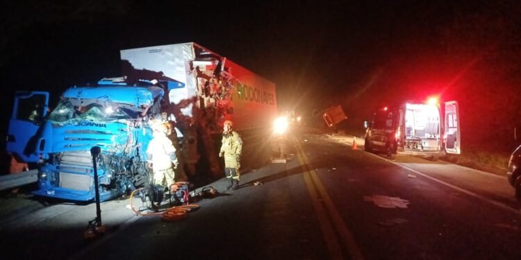 Acidenthe Entre Dois Caminhões Deixa Motorista Gravemente Ferido na Br-393, em Paraíba do Sul Acidenthe Entre Dois Caminhões Deixa Motorista Gravemente Ferido na Br-393, em Paraíba do Sul