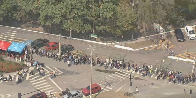 ‘Feira da empregabilidade’ da coca-cola atai multidão, e fila Dobra o quarteirão na taquara