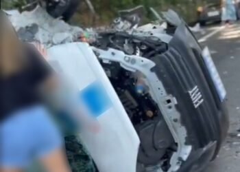 Homem fica preso às FerraGens em acidenthe Entre ônibus e Carro Em Angra Dos Reis