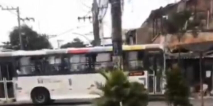 Ônibus é UsoSado como Barricada Em senador Camará