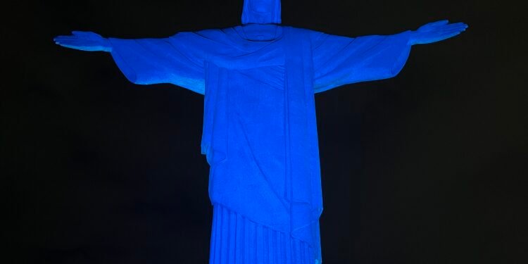 Cristo Redentor É Iluminado de Azul em Homenage Aos 100 de Globo; Veja imagina