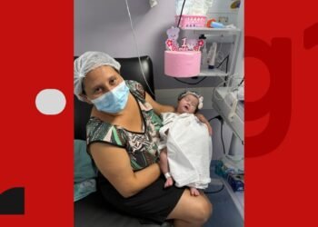 Mãe Paga Promessa E Sai de Maternidade Ajoelhada com Filha Nos Bracos Após Bebê Receber Alta Na Bahia