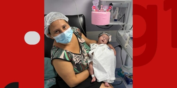 Mãe Paga Promessa E Sai de Maternidade Ajoelhada com Filha Nos Bracos Após Bebê Receber Alta Na Bahia