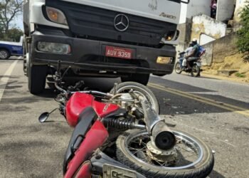MOTOCICLISTA MORRE APÓS BATIDA COM CAMINHÃO DE LIXO EM ITAOCARA