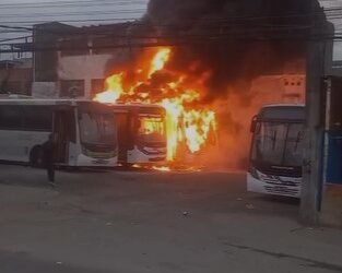 Incêndio atinge Garagem de ônbo na zona norte do Rio