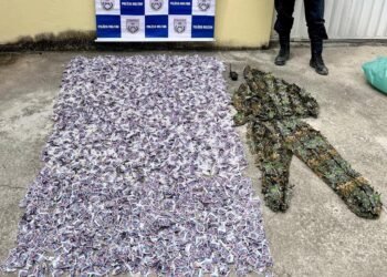 PM Encontra Roupa Camuflada E Farta Quantidade de Drogas em Araruama Após Ver Suspeitos Em Fuga