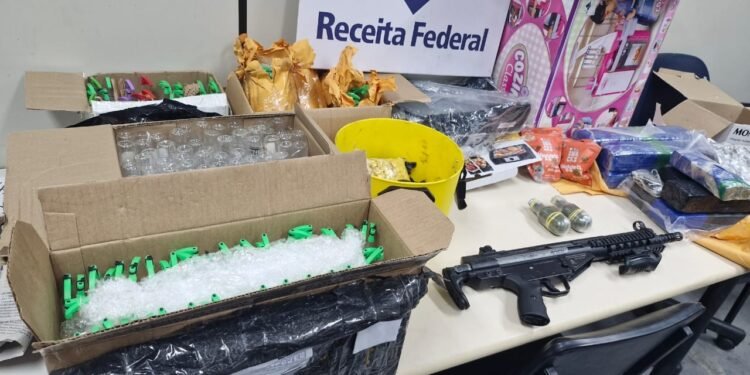 Receita Federal Aprende Drogas, Granadas e Simulacro de Fuzil EM ENCOMENDAS