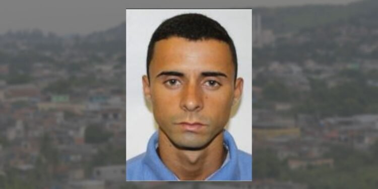 Chefe de Milícia Que Atua na Baixada Negocia Armas, Faz Cobranças e Dá Ordens de Dentro da Cadeia, Diz MP