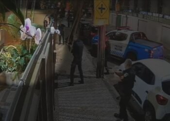 VÍDEO: Homem Invade Prédio no Jardim Botânico e FOGE Mesmo Cercado por PMS