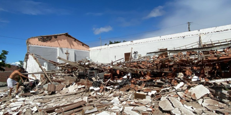 Capela Desaba e Apenas Parede com Imagem de Jesus permanece intacta na ba