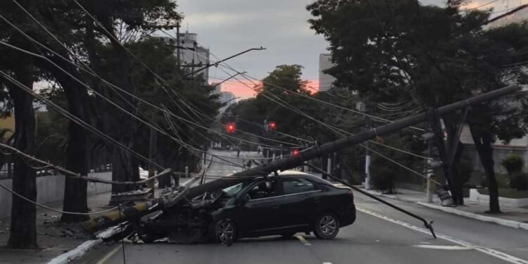 Motorista Fica Ferido APÓs Bater em Poste Em Volta Redonda