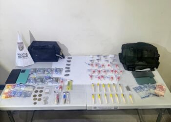 DOIS Jovens São Preso e Três Adolescentes Apreendidos Com Drogas