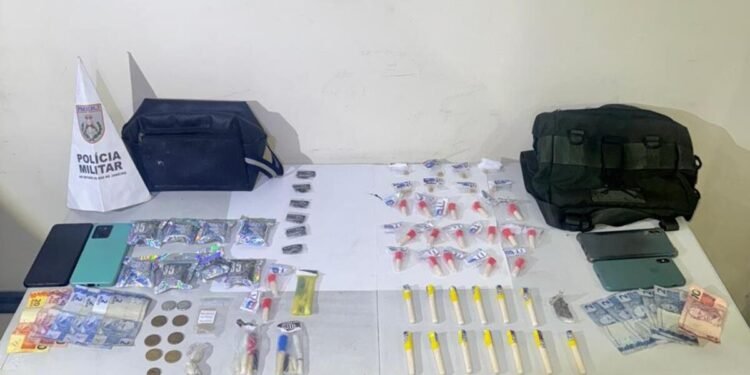 DOIS Jovens São Preso e Três Adolescentes Apreendidos Com Drogas