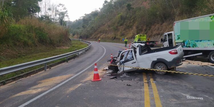 Motorista de Carro Morre Ao Bater de Frente Com Caminhão em Sapucaia