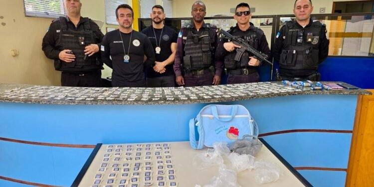 Homem E Mulher São Preso Com Drogas Dentro de Casa Em Vassouras