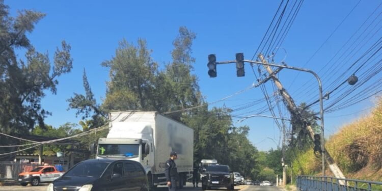 Caminhão Arrasta Fios de Poste Em Volta Redonda