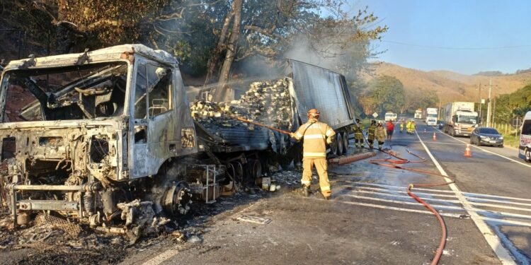 Carreta que Transportava Manteiga Pega Fogo Na Serra Das Araras, Em Piraí