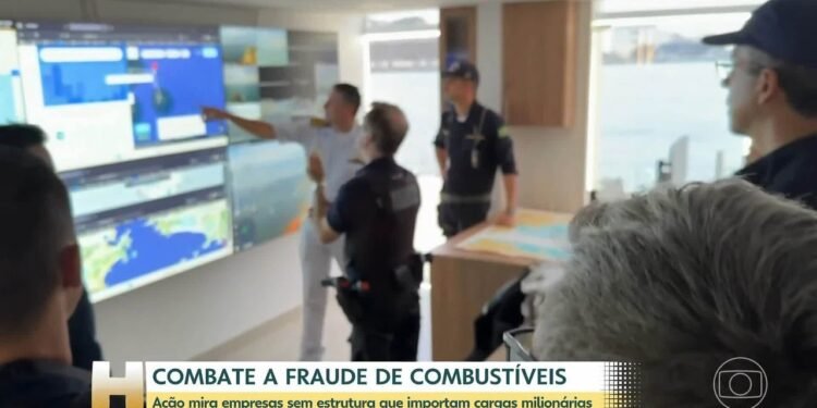 Navio com Carga Milionária de Combustível Estava na fila Para Descarbarregar Navio com Carga Milionária de Combustível Estava na fila Para Descarbarregar