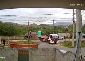 Caminhão é atingido por trem ao tentar atrace linenha-férrea no rj