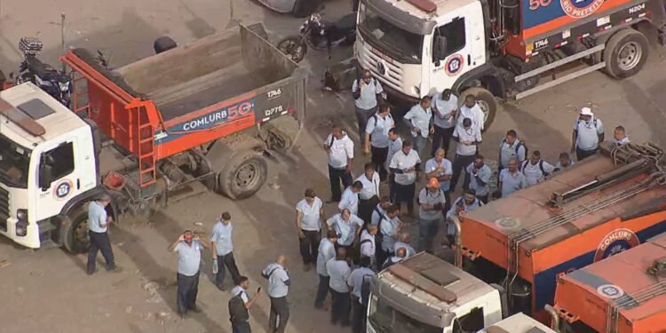 Motoristas da Comlurb Fazem Paralisaça Motoristas da Comlurb Fazem Paralisaça