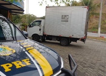 PRF Flagra Veículo Transportando Carga Perigosa Irregular Em Barra Mansa