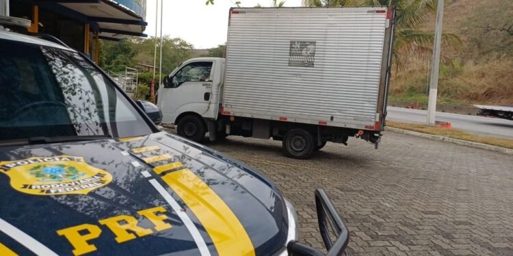 PRF Flagra Veículo Transportando Carga Perigosa Irregular Em Barra Mansa