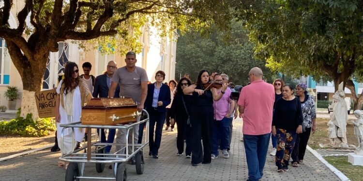 Corpo de Angela Ro é sepultado em Cemitétro no Caju, Zona Portuária do Rio Corpo de Angela Ro é sepultado em Cemitétro no Caju, Zona Portuária do Rio