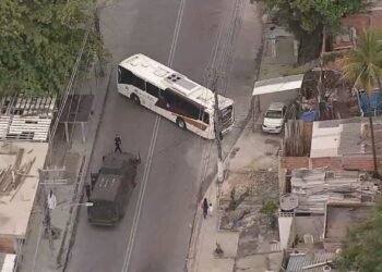 Pm é baleado e ônbo são tomados como barricadas no complexo da pedreira