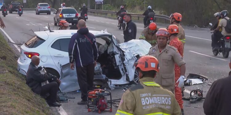 Caminhão invade Contramão da Avenida Brasil e Destrói Carro Caminhão invade Contramão da Avenida Brasil e Destrói Carro