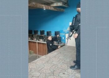 POLÍCIA FAZ OPERAÇÃO CONTRA O TRÁRICO EM COMUNIDADE DE NOVA IGUAçu