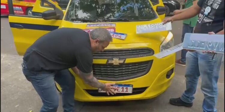 Falso Taxista é PRESO POR APLICAR GOLPE da Maquininha; Homem USAVA Placas Com Velcro Para Despistar A Polícia