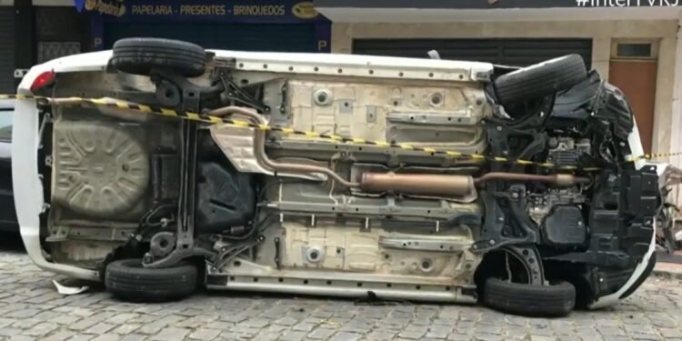 Motorista de Aplicativa Capota Carro Após Entrar na Contramão em Nova Friburgo