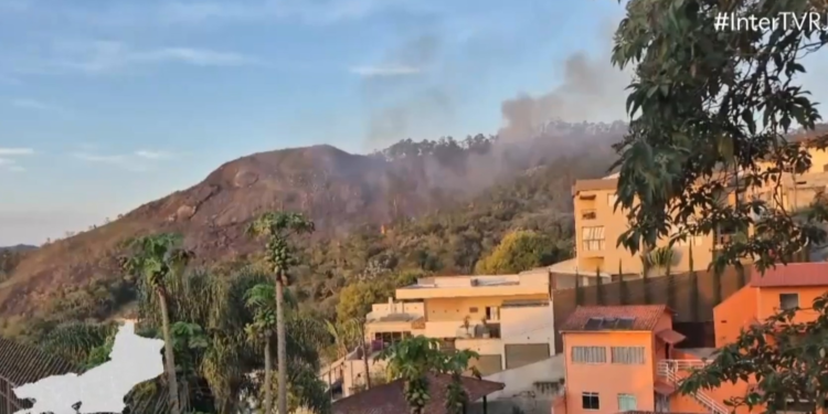 Incêndio atinge vegetaça em Nova Friburgo, sem RJ