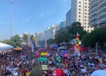 Manifestantes Fazem Ato Em Copacabana Contra a Pec Da Blindagem e Projeto da Anistia