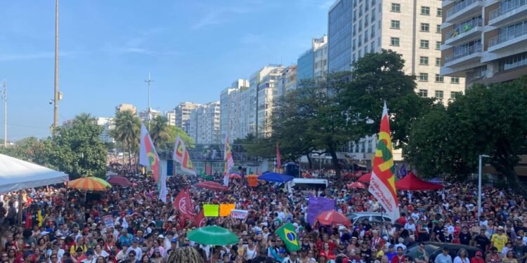 Manifestantes Fazem Ato Em Copacabana Contra a Pec Da Blindagem e Projeto da Anistia