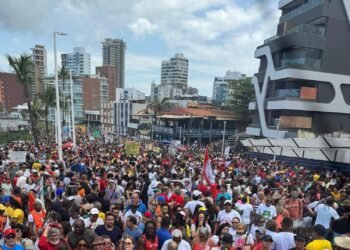 Manifestantes protestam contra pec da Blindagem e pl da anistia em salvador