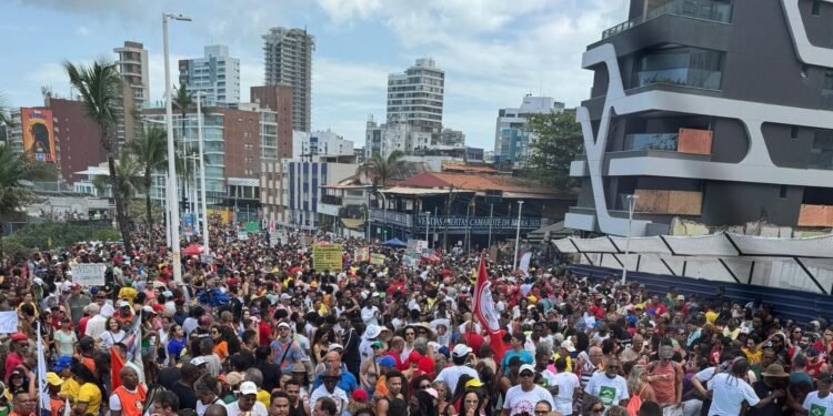 Manifestantes protestam contra pec da Blindagem e pl da anistia em salvador